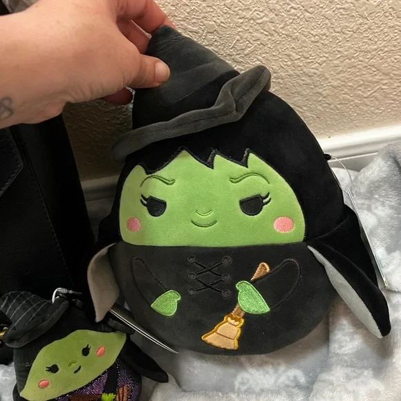 Her Universe Wicked Elphaba Messenger Bag Flying Free, Wicked Squishmallows - Picture 3 of 12